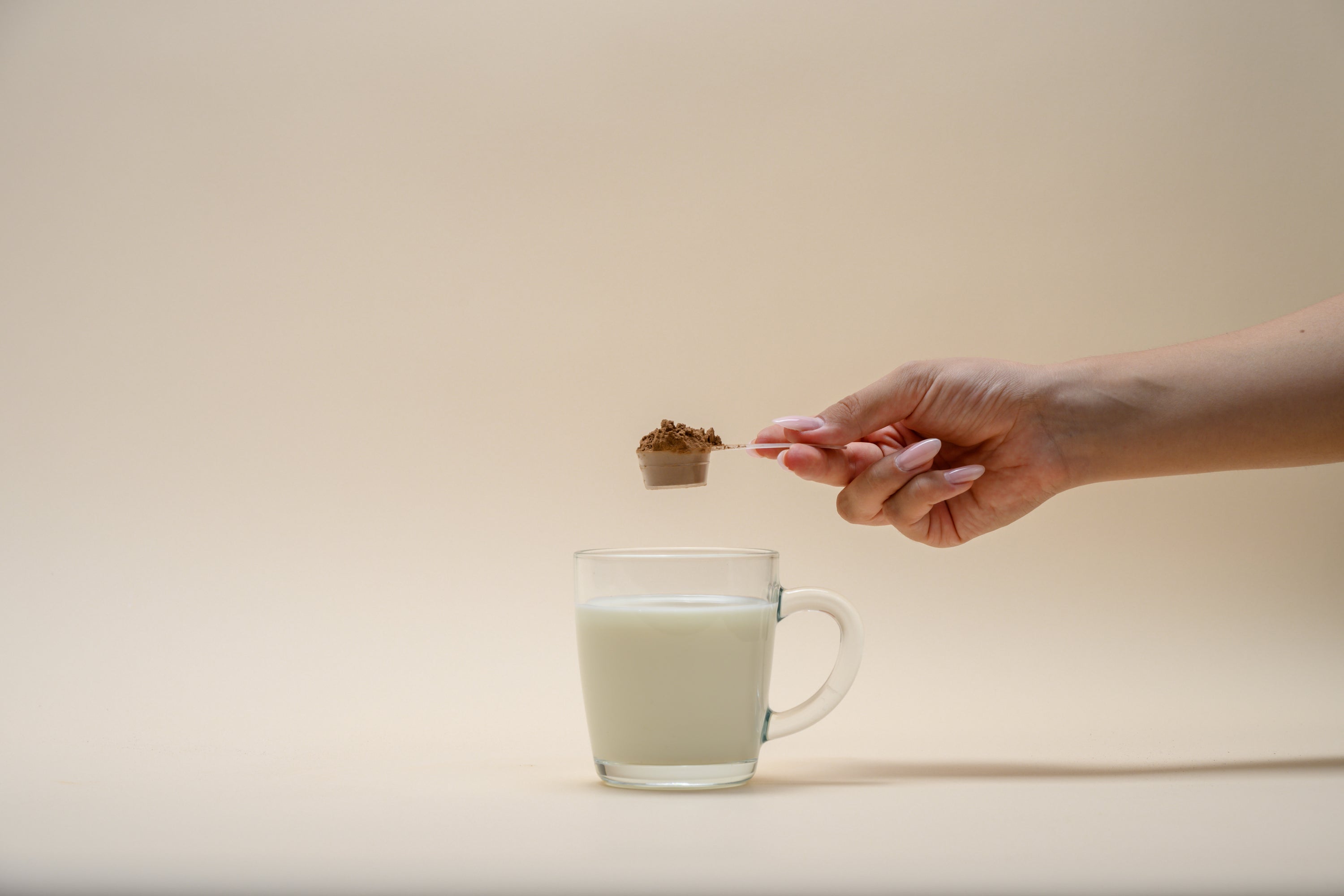 Préparation de la boisson nootropique NOOYA – rituel cacao champignons adaptogènes, made in France