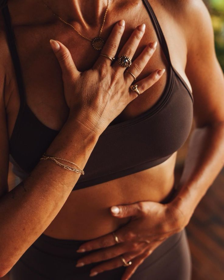Femme respirant profondément – clarté mentale et équilibre au quotidien avec NOOYA